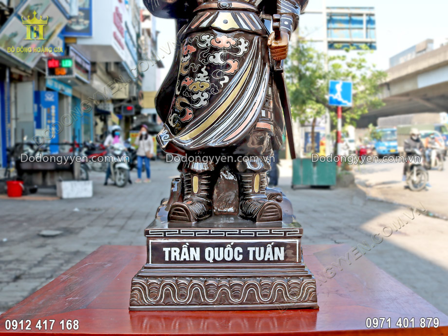 Phần ch&acirc;n đế được chạm khắc t&ecirc;n Trần Quốc Quốc bằng bạc